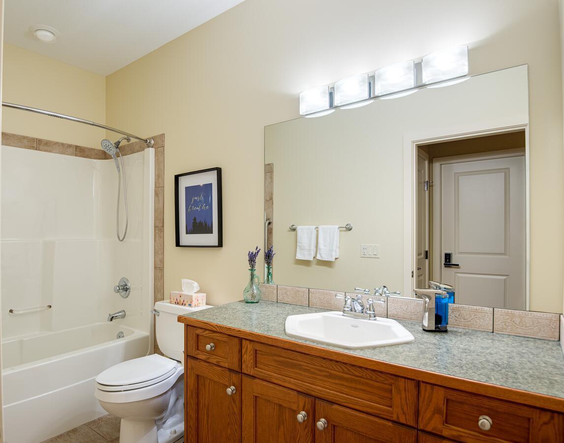 Adela's 4* West Kelowna